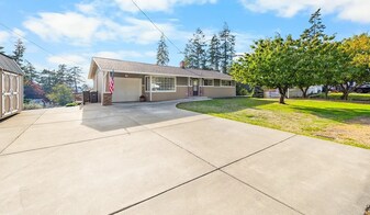 1372 Orchard Loop in Oak Harbor, WA - Building Photo