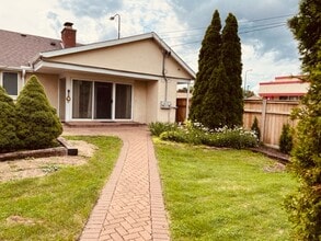 127 N Northwest Hwy in Palatine, IL - Foto de edificio - Building Photo