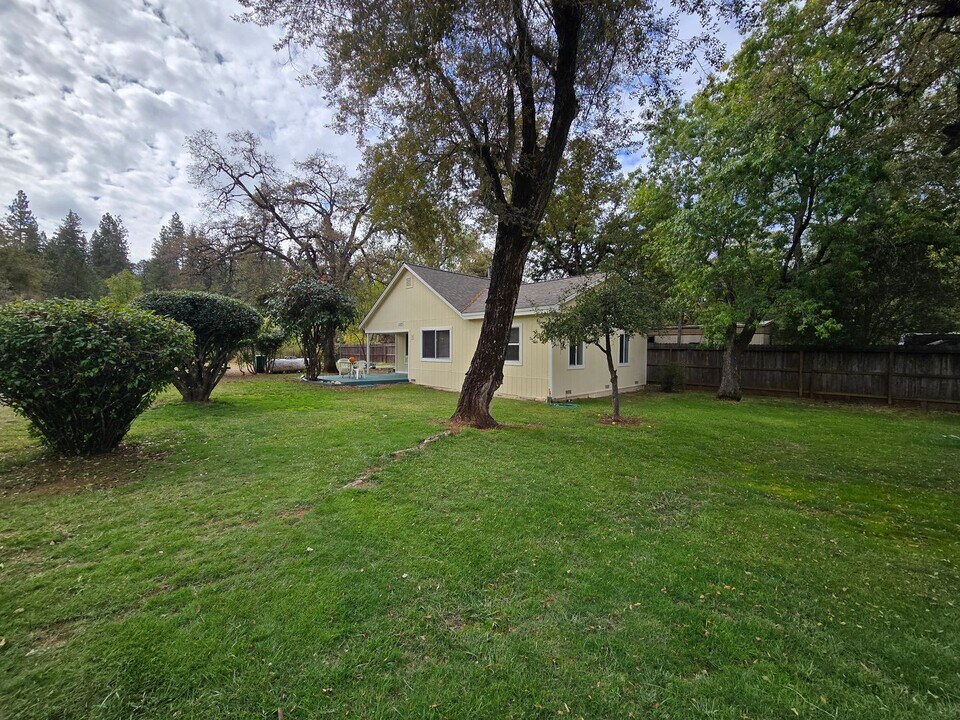 13197 La Barr Mdws Rd in Grass Valley, CA - Building Photo