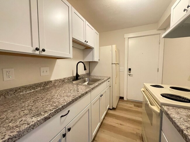 251 Pine St in Manchester, NH - Building Photo - Building Photo