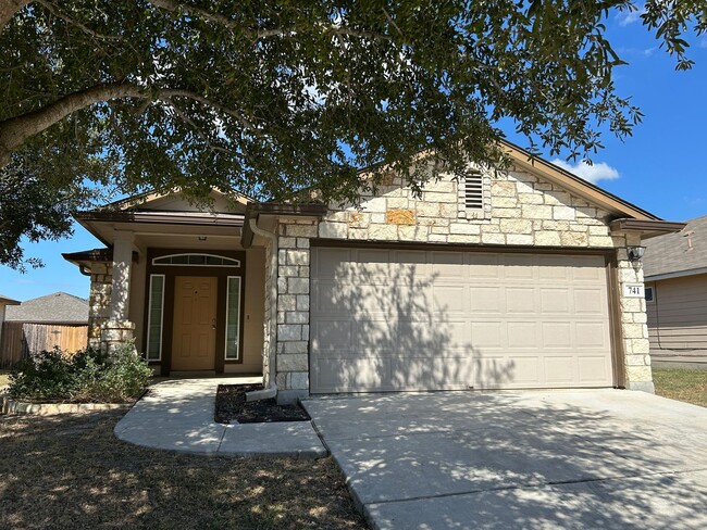 741 Great Oaks Dr in New Braunfels, TX - Foto de edificio - Building Photo