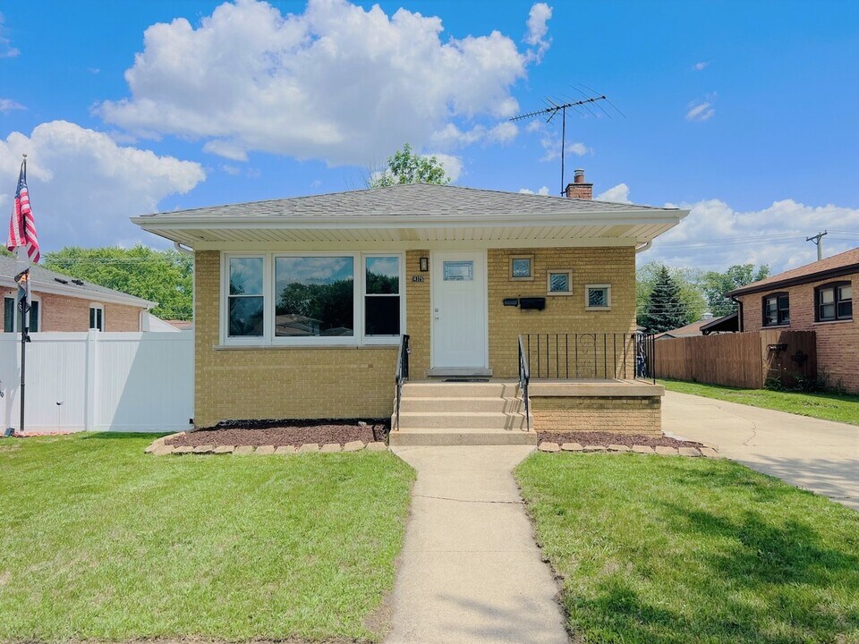 14325 Karlov Ave in Midlothian, IL - Building Photo