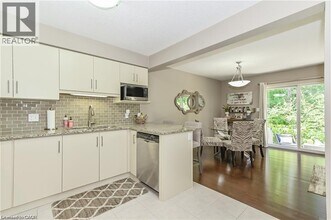 300 Fallowfield Dr in Kitchener, ON - Building Photo - Building Photo