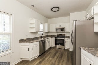 2555 Flat Shoals Rd in College Park, GA - Building Photo - Building Photo