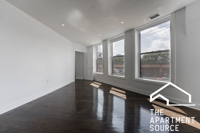 2450 N Milwaukee Ave, Unit 2 in Chicago, IL - Building Photo - Building Photo