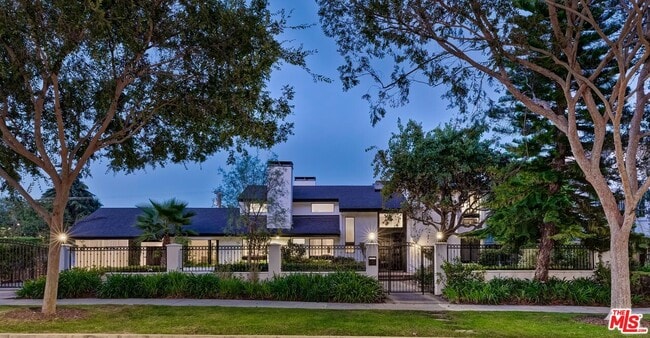 property at 612 Elm Dr