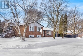 246 Hodgson Dr in Newmarket, ON - Building Photo - Building Photo