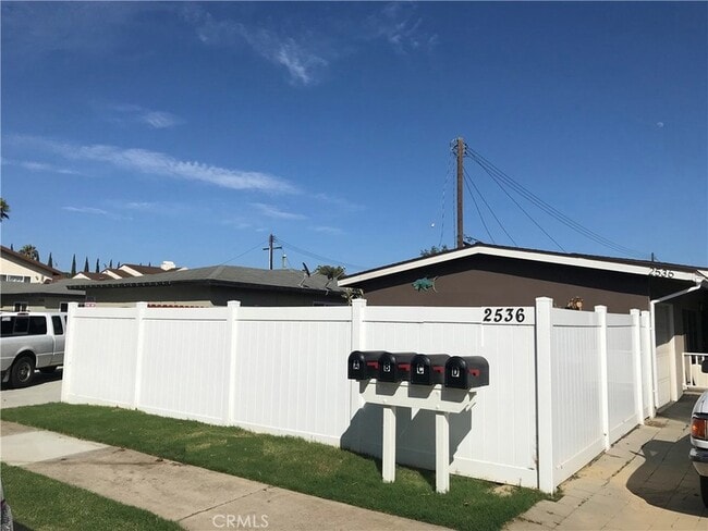 2536 Orange Ave in Costa Mesa, CA - Building Photo - Building Photo