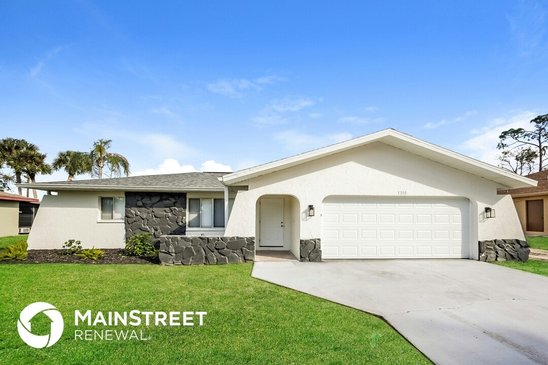 1318 Arrow St in Port Charlotte, FL - Building Photo