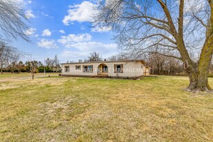 1113 W Hoover Rd in Kingman, KS - Building Photo