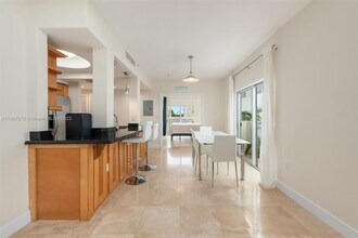 1040 10th St, Unit 400 in Miami Beach, FL - Building Photo - Building Photo