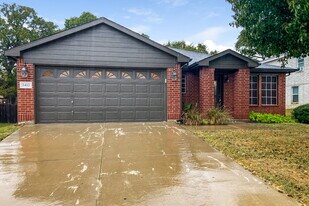 2412 Castle Pines Dr in Burleson, TX - Building Photo