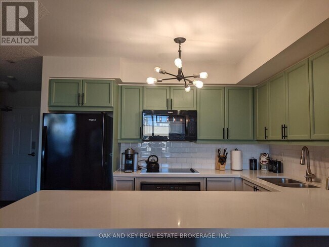 245 Davisville Ave in Toronto, ON - Building Photo - Building Photo