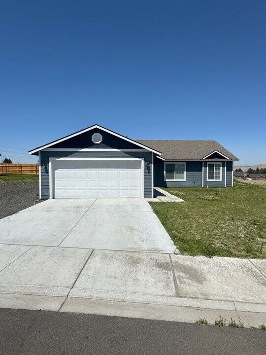363 Cardinal Pl in Umatilla, OR - Building Photo