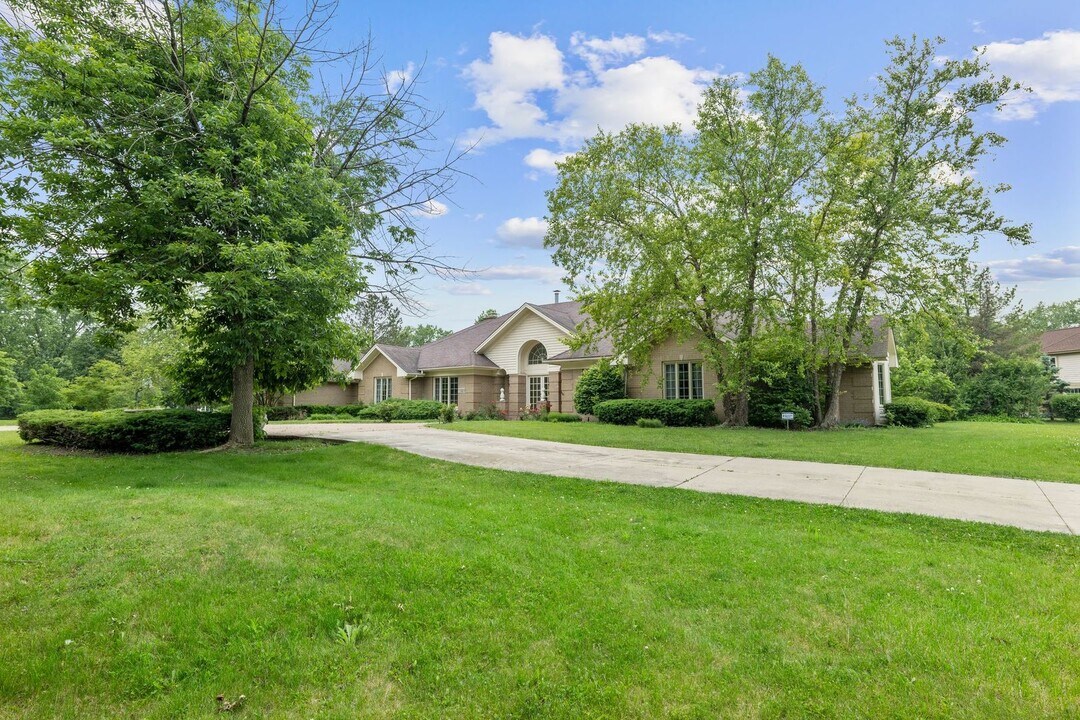 1920 Wedgewood Dr in Lake Forest, IL - Building Photo