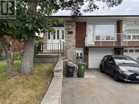 263 Hullmar Dr in Toronto, ON - Building Photo