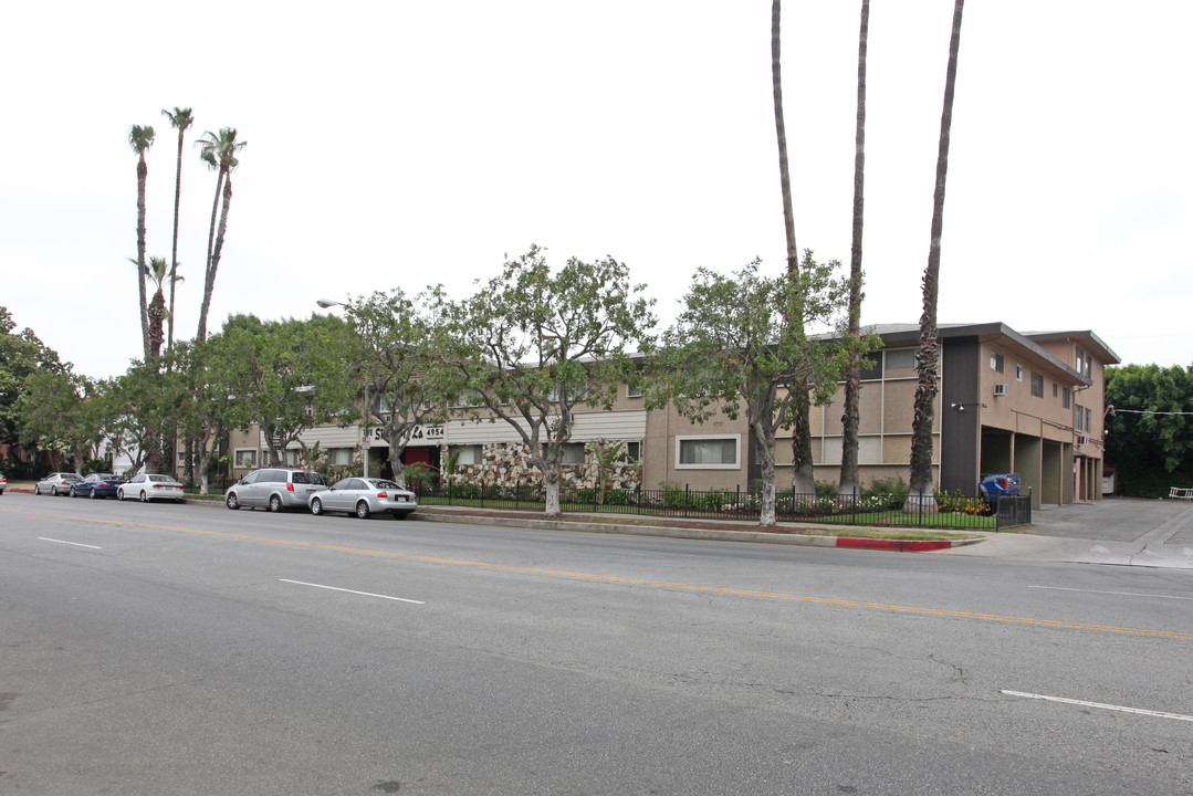 4960 Hazeltine Ave in Sherman Oaks, CA - Building Photo