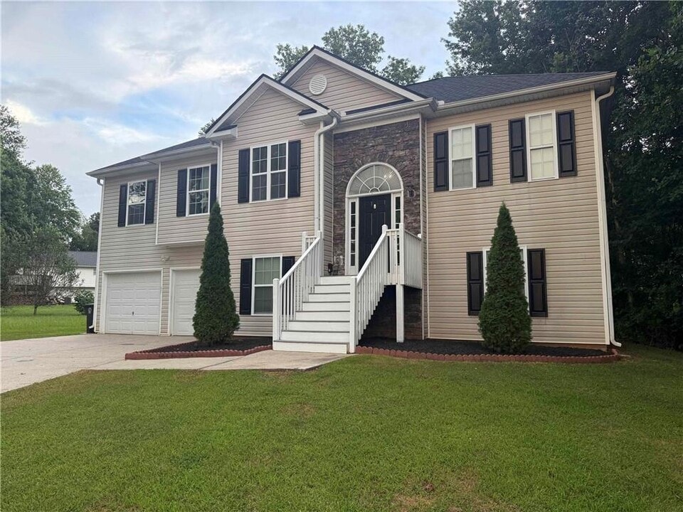 8866 Everwood Dr in Douglasville, GA - Building Photo