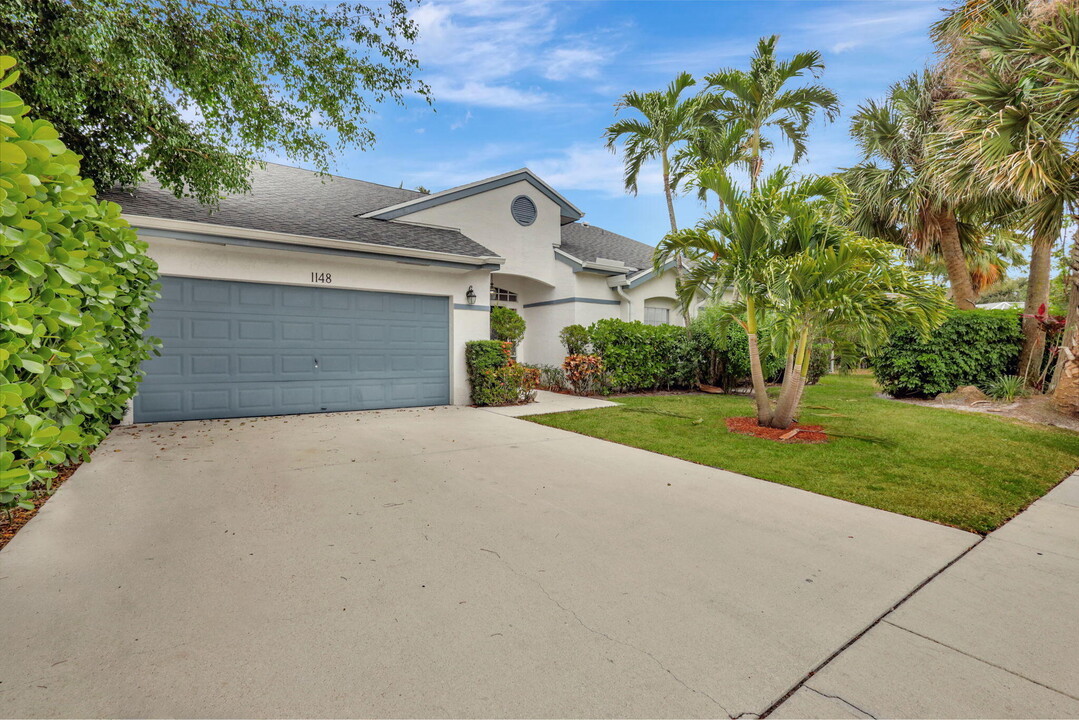 1148 Wild Cherry Ln in Wellington, FL - Building Photo