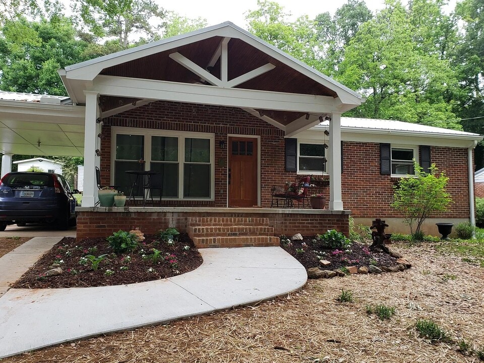 230 Pine Needle Rd in Athens, GA - Foto de edificio