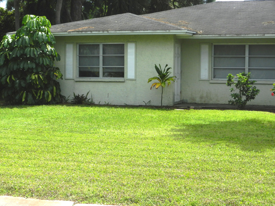 Florence Avenue in Englewood, FL - Building Photo