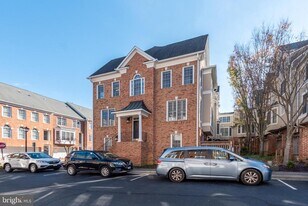 1308 McLean Crest Ct in McLean, VA - Building Photo