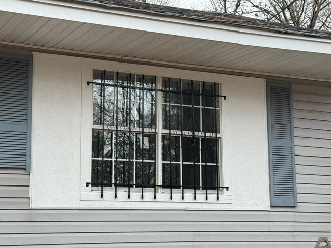 property at 320 E Leavell Woods Dr