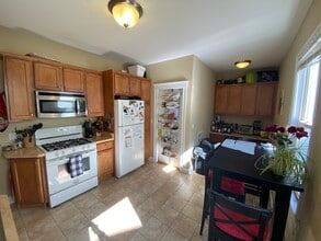 224 Holland St, Unit 2 in Rochester, NY - Foto de edificio - Building Photo