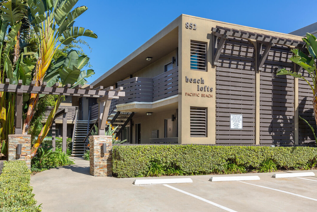 Elan Beachlofts in Pacific Beach, CA - Building Photo