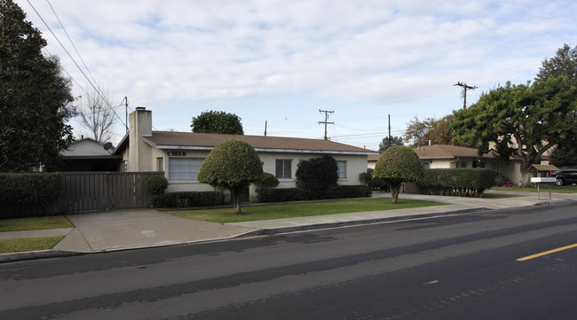 181-183 Santa Isabel Ave in Costa Mesa, CA - Building Photo - Building Photo