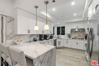 20318 Blythe St in Los Angeles, CA - Building Photo - Building Photo