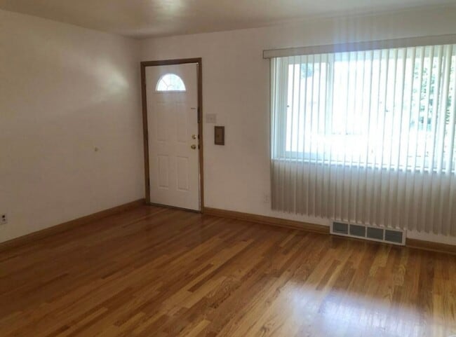 8412 Winzenburg Dr in Richmond Heights, MO - Building Photo - Building Photo