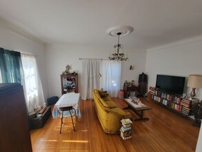 1935 N Vermont Ave in Los Angeles, CA - Foto de edificio - Building Photo