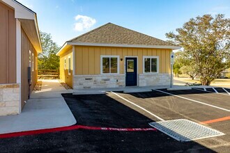 705 Fifth St, Unit Comfort Senior Living - B in Comfort, TX - Foto de edificio - Building Photo