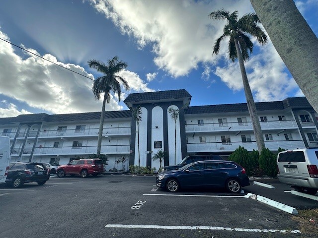 1400 NE 56th St, Unit 205 in Fort Lauderdale, FL - Building Photo