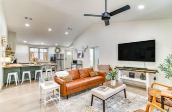 107 Caldwell St in Starkville, MS - Foto de edificio - Building Photo