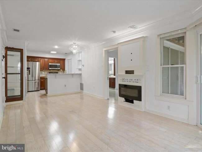7596 Lakeside Village Dr in Falls Church, VA - Building Photo - Building Photo