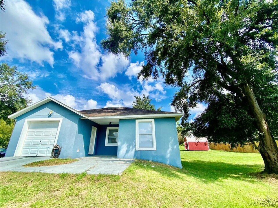 8638 Garden Way Rd in Groveland, FL - Building Photo