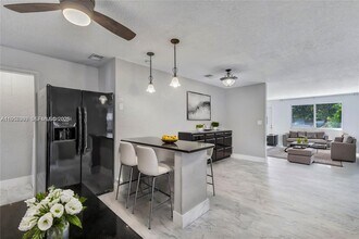 735 NE 38th St in Oakland Park, FL - Building Photo - Building Photo