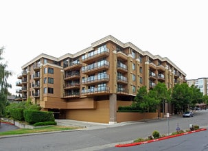 Astoria Condos in Bellevue, WA - Foto de edificio - Building Photo