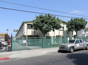 6635 Etiwanda Ave in Reseda, CA - Building Photo - Building Photo