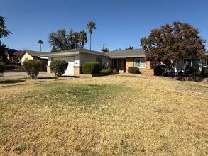 6800 Gold Run Ave in Sacramento, CA - Building Photo - Building Photo