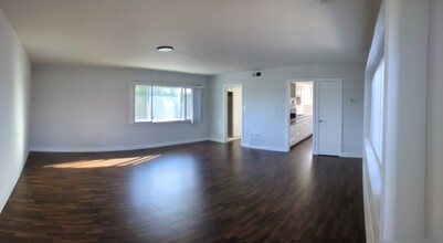 17032 Burbank Blvd in Los Angeles, CA - Building Photo - Building Photo