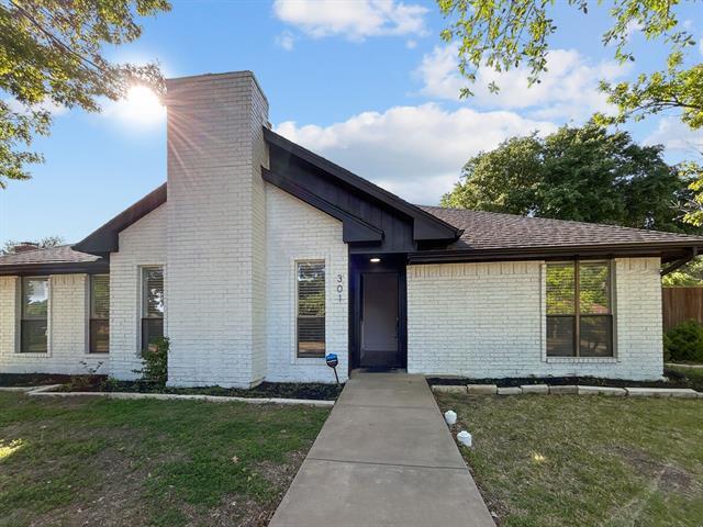 301 Barclay Ave in Coppell, TX - Building Photo