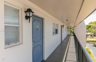 8060 S Colony Cir in Tamarac, FL - Building Photo - Building Photo
