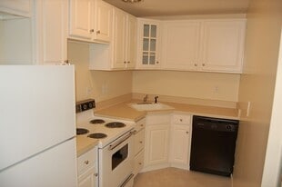 3 Lakeshore Dr in Farmington, CT - Building Photo