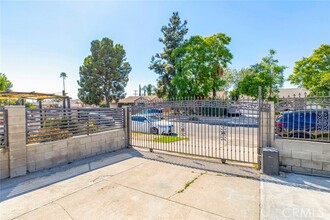 8256 Vantage Ave in Los Angeles, CA - Foto de edificio - Building Photo