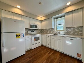 3524 W Shore Rd in Warwick, RI - Building Photo - Building Photo