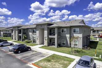 Capella Apartment Homes in Olmito, TX - Foto de edificio - Building Photo