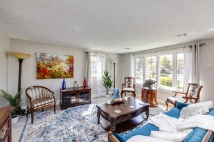 73 Maxwell Dr in Plantsville, CT - Building Photo